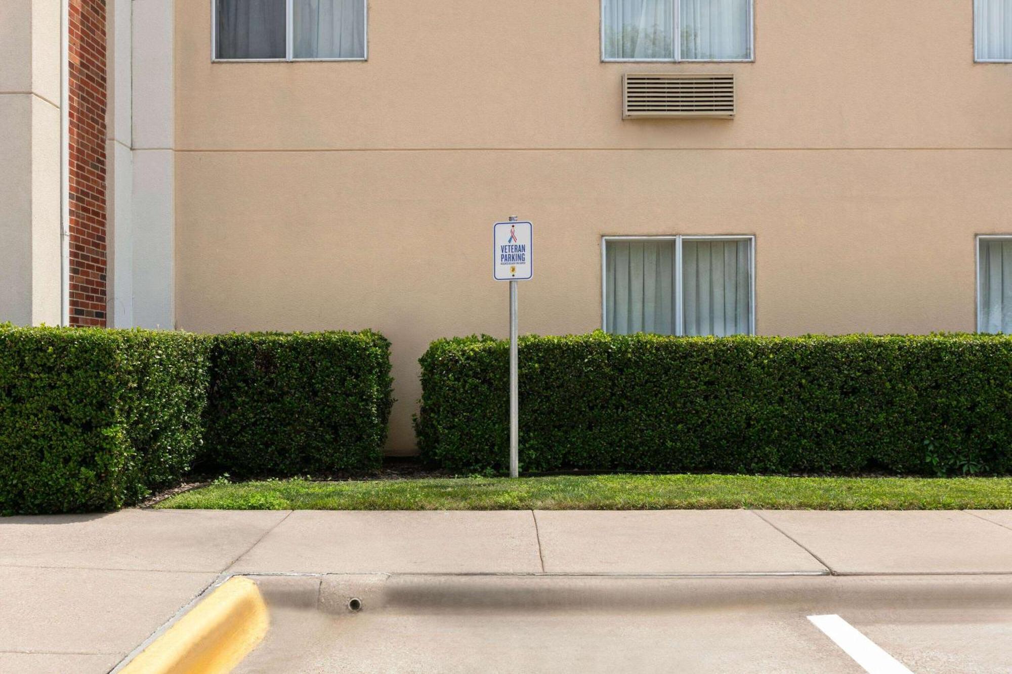 Super 8 By Wyndham Grapevine/Dfw Airport Northwest Otel Dış mekan fotoğraf