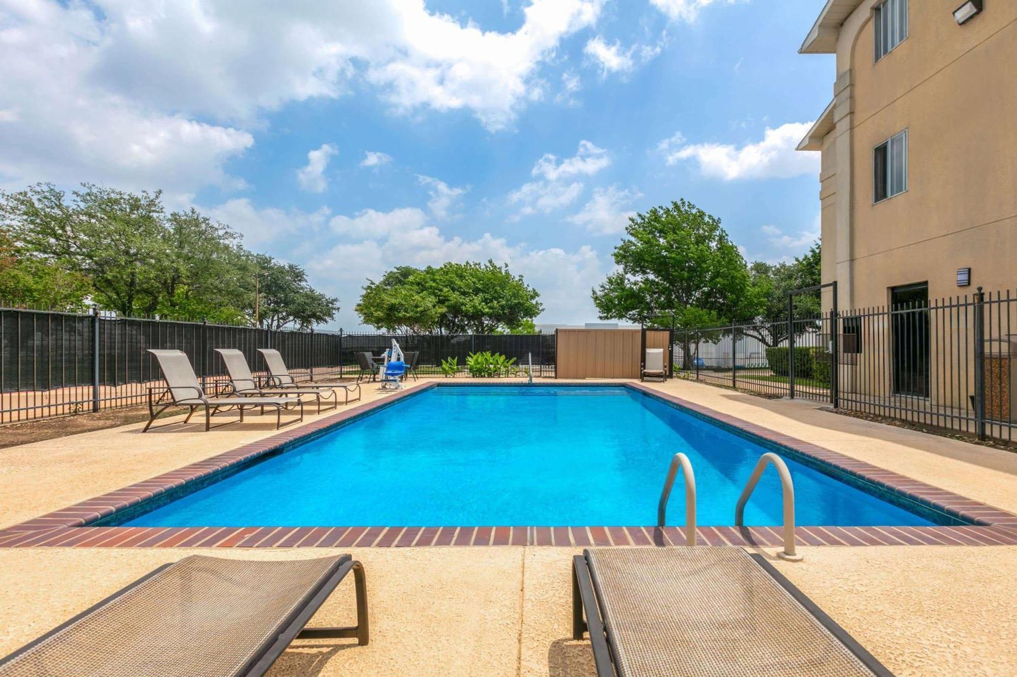 Super 8 By Wyndham Grapevine/Dfw Airport Northwest Otel Dış mekan fotoğraf